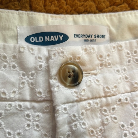 Old navy midrise short size 18 - Picture 2 of 3